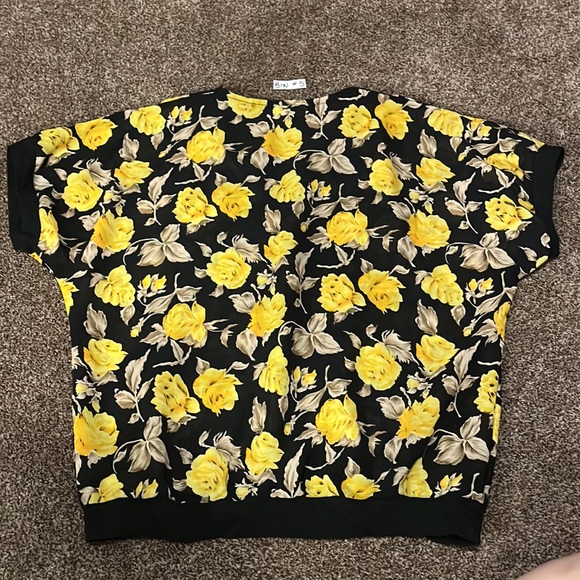 2/$30 Beautiful sheer Medium top - Picture 5 of 6